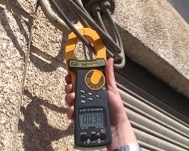 Ampermetros CM-9930eff midiendo en la fase de un edificio.