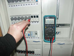Comprobacin del panel de control con el medidor C-122.