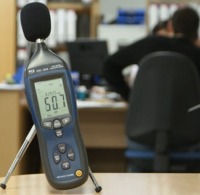 Comprobacin del nivel de ruido en una oficina con los medidores de sonido PCE-322A.