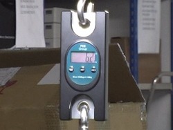 Display de la balanza para colgar PCE-HS 50 midiendo el peso de un bulto.