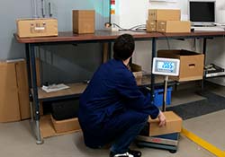 Balanza para env&iacute;os con tr&iacute;pode como balanza de suelo