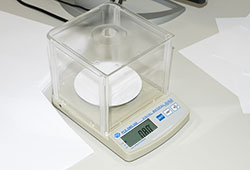 Imagen del pesaje de la muestra de papel en la balanza de papel