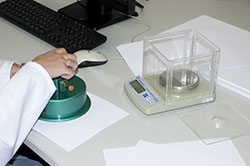 Cortador de muestras circulares: preparacin de la muestra 