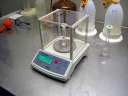 Uso de la bscula compacta de la serie PCE-BS en laboratorio.