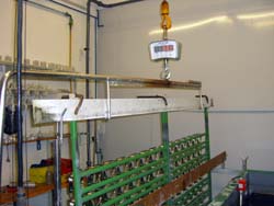 Uso de la b�scula de gancho en un ba�o de galvanizado.