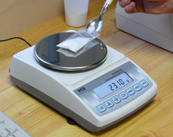 La bascula de precision PCE-BT 2000 pesando una dosificacin