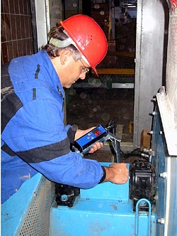 Aquí ve el medidor de calidad de aceite en el trabajo diario de mantenimiento. 