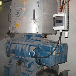 Aquí se observa el monitor de vibraciones controlando una máquina de vibraciones