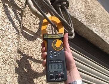 Ampermetro CM-9930eff utilizandolo en la fase de un edificio.