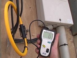Amperímetro PCE-EI-3000 usandose en la cometida de un centro transformador.