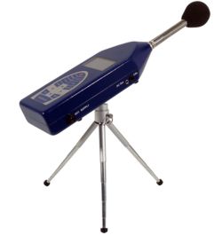 Aquí ve el analizador de audio PCE-DSA 50 montado sobre un trípode.