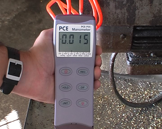 Barmetro PCE-P05 midiendo una sobrepresin en el interior de una mquina.