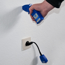 Conecte el transmisor del detector de cable al enchufe en la pared y siga con el receptor la lnea en la pared
