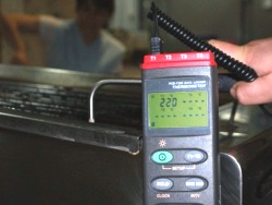 Termometro de contacto PCE-T395 midiendo la temperatura del calefactor de un coche.