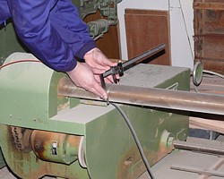 El calibre digital PCE-DCP 600N ajustando una mquina para trabajar la madera.