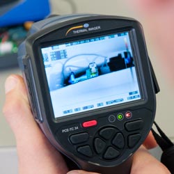 Aquí se aprecia la unidad de mando y la pantalla de la cámara térmica PCE-TC 34