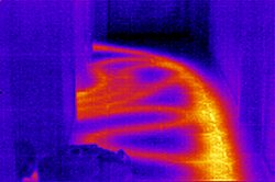 Huellas térmicas sobre un pavimento con la cámara de imagen térmica.
