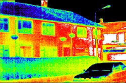 Otra presentación de color de la fachada del edificio con la cámara de imagen térmica.