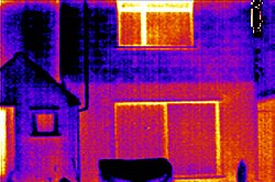 Se aprecia la alta radiación térmica en las ventanas con la cámara de imagen térmica.