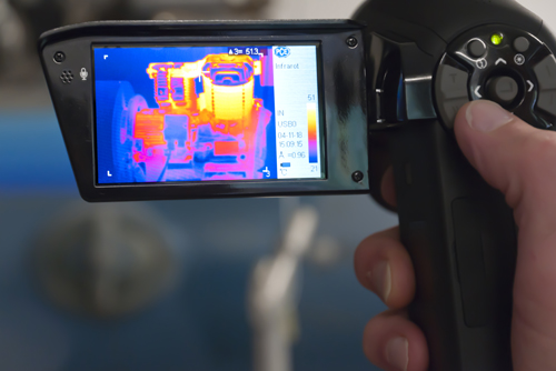 El motor del compresor de aire comprimida como imagen térmica en la pantalla de la camara termografica PCE-TC 9