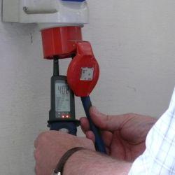 El comprobador de tensi�n PCE-TT1 midiendo en una toma de fuerza electromotriz con indicador de campo de rotaci�n.