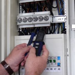 El comprobador de tensi�n PCE-TT1 midiendo en un cuadro de fusibles.