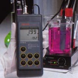 Realizando una medicin con el conductivimetro HI-9835 en un laboratorio.