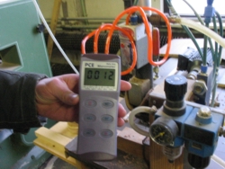 Controlador de presin midiendo la presin diferencial en el motor de una maquina industrial.