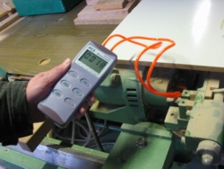 Controlador de presin midiendo en una maquina industrial.