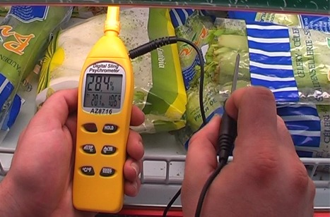 Detector de humedad PCE-310 midiendo en una c�mara frigor�fica.