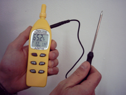 Realizando una medici�n de humedad con el detector PCE-310.
