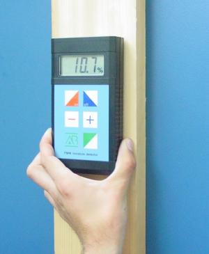 Medicin de la humedad de la madera con el detector de humedad de madera FMW-B.