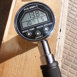 Uso del detector de humedad de madera PCE-WHM3.
