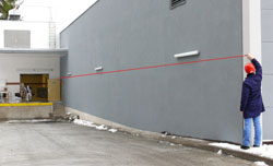 Distanciometro PCE-LDM 50 midiendo la longitud de una pared