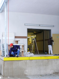 Distanciometro PCE-LDM 50 realizando una medición