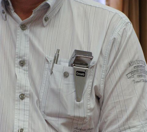 Dosímetro gamma Graetz ED150 en el bolsillo de la camisa