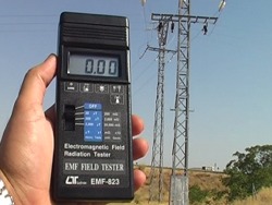 Comprobaci�n del nivel de radiaci�n magnetica en una torre de alta tensi�n con el analizador.