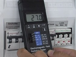 Medici�n del la radiaci�n magn�tica en un cuadro el�ctrico con el analizador 823 (EMF).
