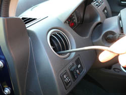 Observando un canal de aire en un coche con el endoscopio PCE-DE 100