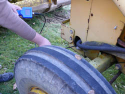 Comprobando una conexi�n en un tractor con el endoscopio PCE-DE 100