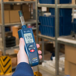 Medición de la humedad con el higrómetro PCE-555 en un almacén