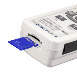 Animacin de como se pone la tarjeta de memoria SD del medidor para humedad de aire PCE-313A