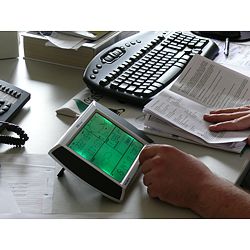 Aquí ve el manejo de la indicador meteorologico PCE-FWS 20 a través de la pantalla táctil