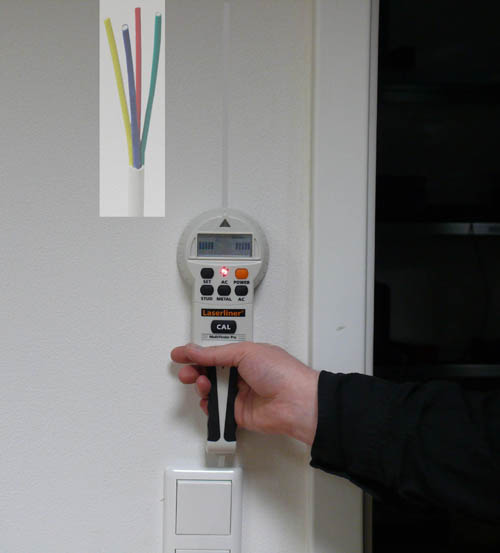 El escner metlico buscando conductos de instalaciones elctricas en una pared.