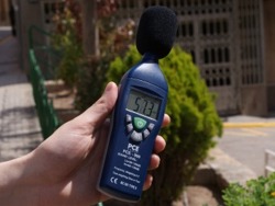 El medidor de ruido PCE-999 midiendo en la calle.