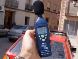 El medidor de ruido midiendo al aire libre.