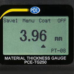Aqu puede ver el medidor de espesor por ultrasonidos PCE-TG 250 en uso