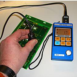 El medidor de espesores de material PCE-TG-100 midiendo una placa de pl�stico.