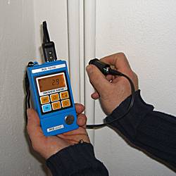 El medidor de espesores de material PCE-TG-100 midiendo una tuber�a.