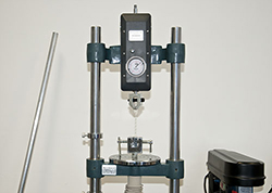 Aqu se muestra el medidor de fuerza mecnico en una medicin de traccin.